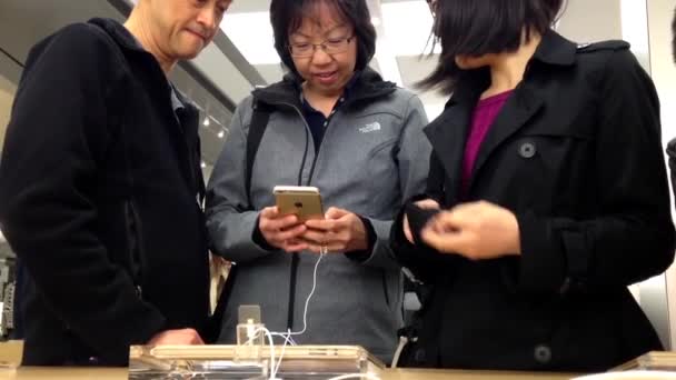 Persone che giocano nuovo iphone all'interno di Apple Store — Video Stock