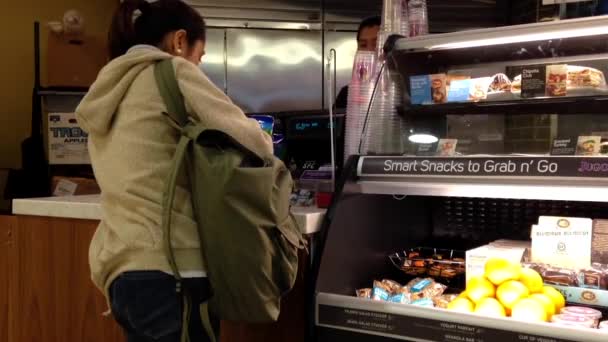 Mulher fazendo pagamento pela compra de alimentos na área da praça de alimentação dentro do shopping Coquitlam — Vídeo de Stock