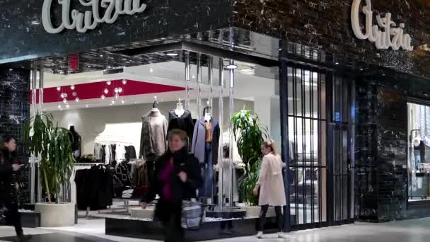 Зберігати закриття вночі всередині Coquitlam торгового центру — стокове відео