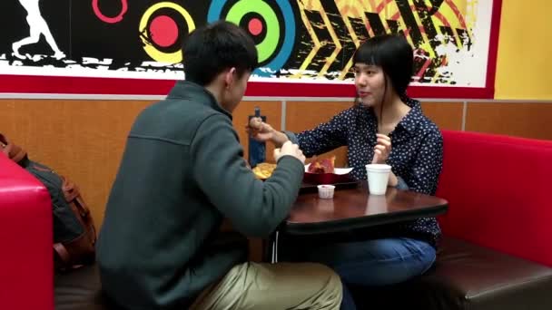 Cuplu care mănâncă pui prăjit în restaurantul bisericii — Videoclip de stoc