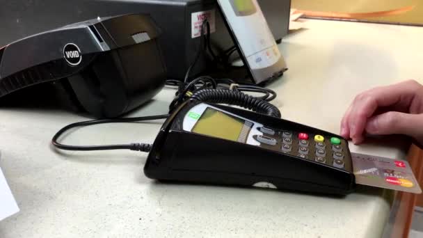 Credit card betaling terminal en overdracht betaling binnen de kerk kip opslaan — Stockvideo