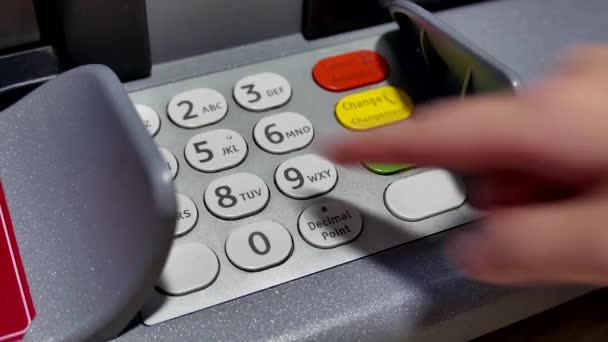 Fechar mulher pressionando senha na máquina ATM — Vídeo de Stock