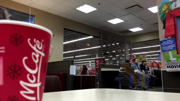 Nahaufnahme heißer Mccafe-Kaffee im Fast-Food-Restaurant mcdonalds — Stockvideo