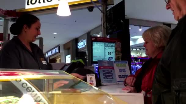 Люди покупают лотерейные билеты в торговом центре — стоковое видео