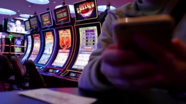 Kadın Hard Rock Casino içinde cep telefonu mesaj okuma