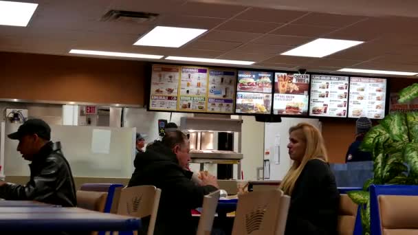 People eating foods inside Burger king restaurant — Stock Video