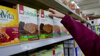 Kadın yaşam tarzı çikolata çerez markette seçme