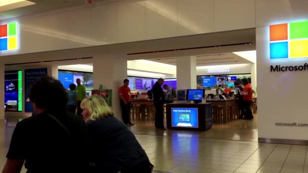 Exterior de una tienda Microsoft en Burnaby BC Canada — Vídeo de stock