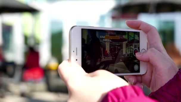 Bildschirm-Videoaufnahmen von Menschen, die Kaffee bei Starbucks genießen, Fokus auf Mobiltelefone — Stockvideo