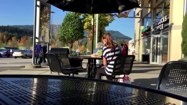 Lidé s nákupní košík Walking prostřednictvím the Doors na supermarket — Stock video