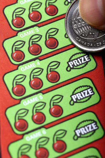 Donna graffiare biglietto della lotteria — Foto Stock