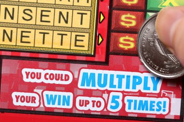 kadın tırmalamak piyango bileti