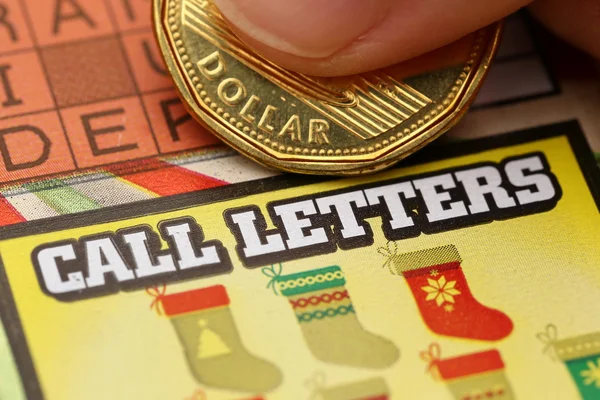 Woman scratching lottery ticket — Stock Photo, Image