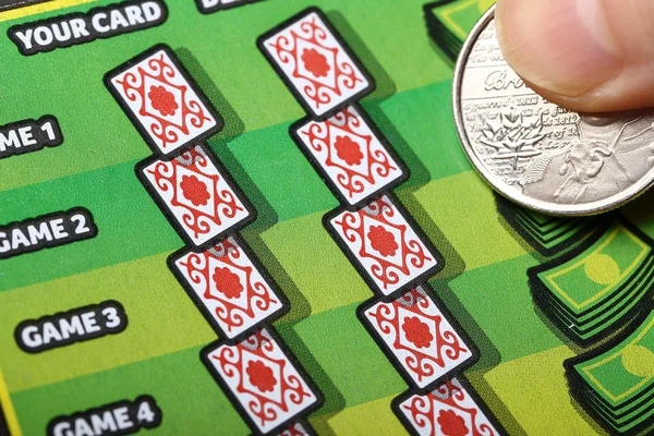 Woman scratching lottery ticket — Stock Photo, Image