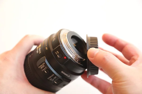 Tapa de lente móvil a mano sobre fondo blanco — Foto de Stock