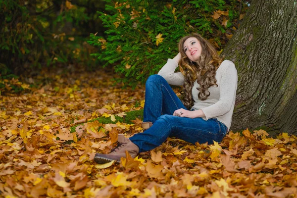 Dziewczyna w jesieni — Zdjęcie stockowe