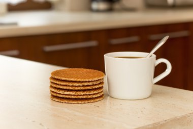 Bir fincan ile Hollandalı gözleme