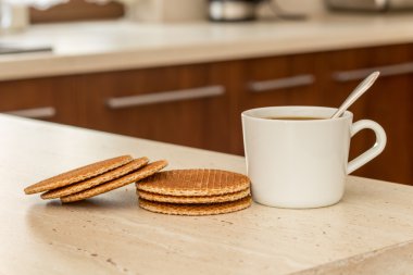 Bir fincan ile Hollandalı gözleme