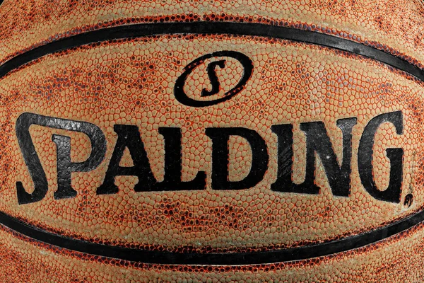 ウクライナハリコフ 2021年1月18日 古い革のバスケットボールボールのクローズアップ — ストック写真