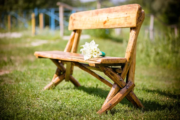 Buquê de casamento no banco de madeira — Fotografia de Stock