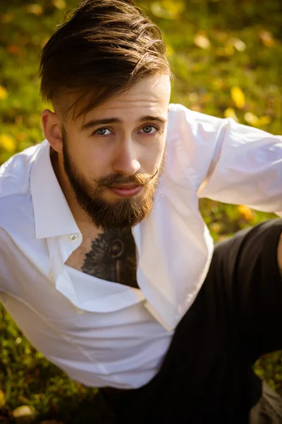 Jonge hipster man in het park — Stockfoto