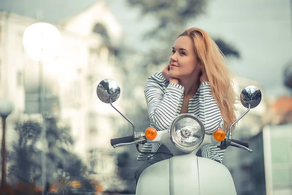 Menina em uma scooter na cidade — Fotografia de Stock