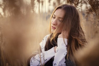 Bir kuru ot genç kız