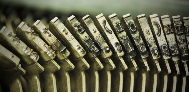 Eski bir tür yazar Tuşlarını çekiç. Vintage filtre.