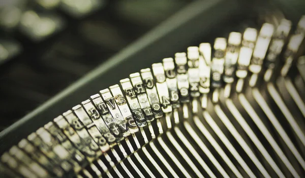 Hammer keys on an old type writer. Vintage filter. — Stock Photo, Image