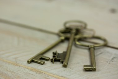Rustik bir arka plan üzerinde eski anahtarları