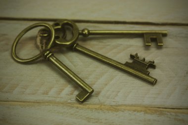Rustik bir arka plan üzerinde eski anahtarları