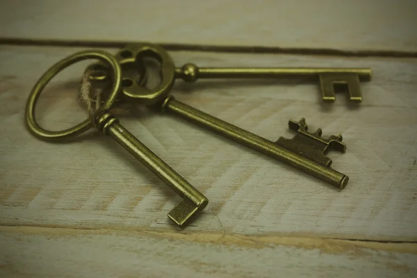 Vieilles clés sur un fond rustique — Photo