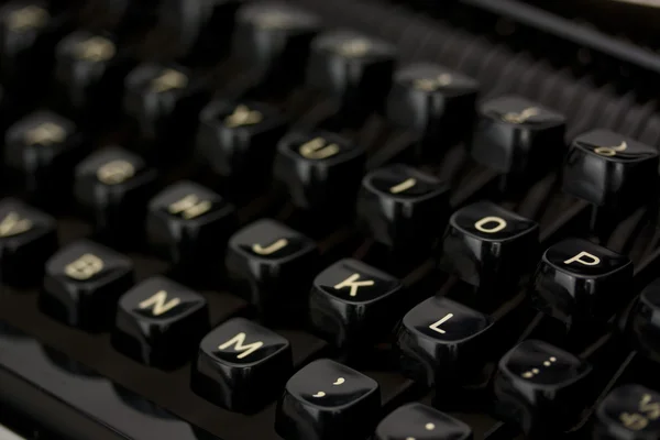 Крупним планом літери на старій друкарській машинці . — стокове фото