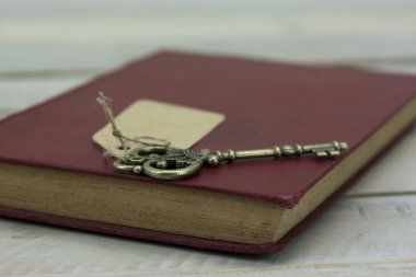Eski anahtarları ve rustik bir arka plan üzerinde kitap