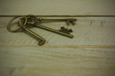 Rustik bir arka plan üzerinde eski anahtarları