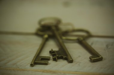 Rustik bir arka plan üzerinde eski anahtarları
