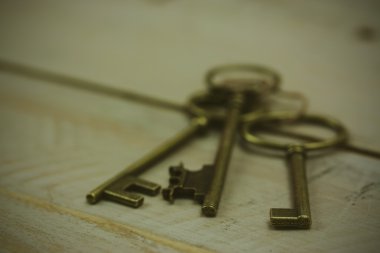 Rustik bir arka plan üzerinde eski anahtarları