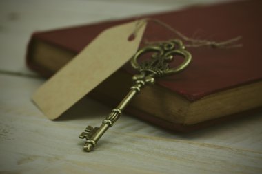 Eski anahtarları ve rustik bir arka plan üzerinde kitap