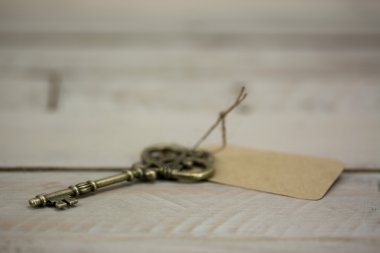 Rustik bir arka plan üzerinde eski anahtarları