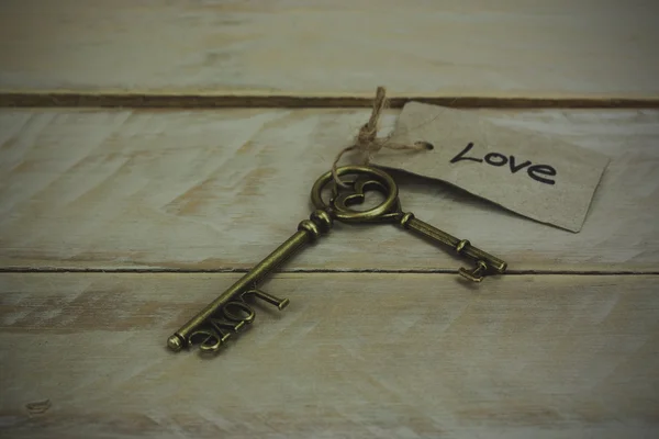 Antike Schlüssel auf Holzgrund — Stockfoto