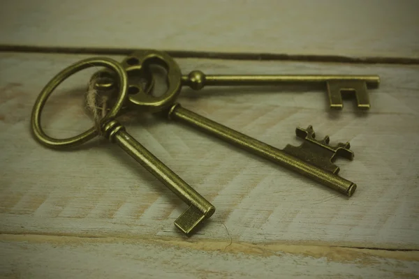 Alte Schlüssel auf rustikalem Hintergrund — Stockfoto