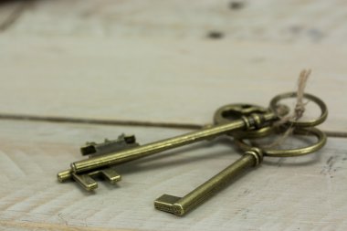 Rustik bir arka plan üzerinde eski anahtarları