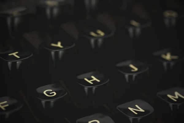 Detailní záběr písmeny klávesy na starý psací stroj. Vintage filtr — Stock fotografie