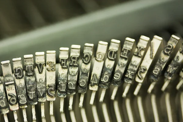 Hamer toetsen op een oude typemachine — Stockfoto