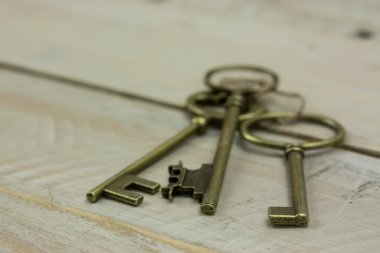 Rustik bir arka plan üzerinde eski anahtarları
