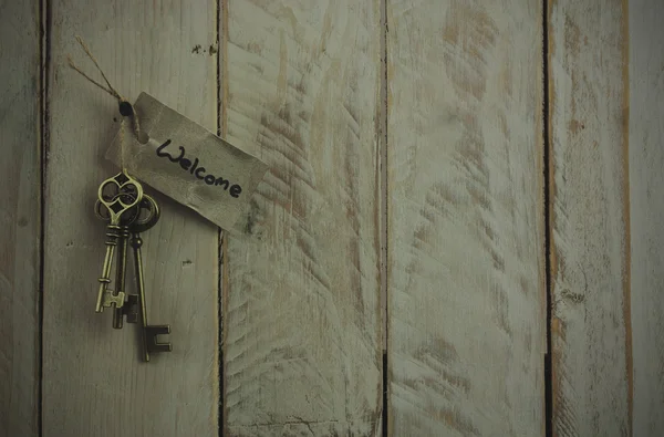 Clés antiques sur fond en bois — Photo