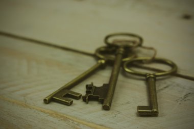 Rustik bir arka plan üzerinde eski anahtarları