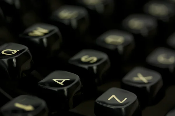 Detailní záběr písmeny klávesy na starý psací stroj. — Stock fotografie