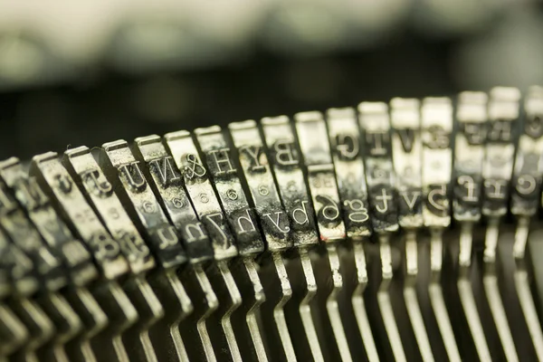 Hammerschlüssel auf einer alten Schreibmaschine — Stockfoto
