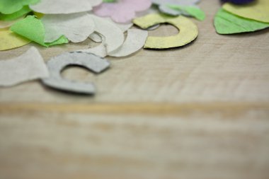 Ahşap bir zemin üzerine konfeti